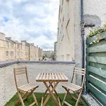 Central Bright 3 Bed Flat With Pool & Parking