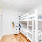 Central Bright 3 Bed Flat With Pool & Parking