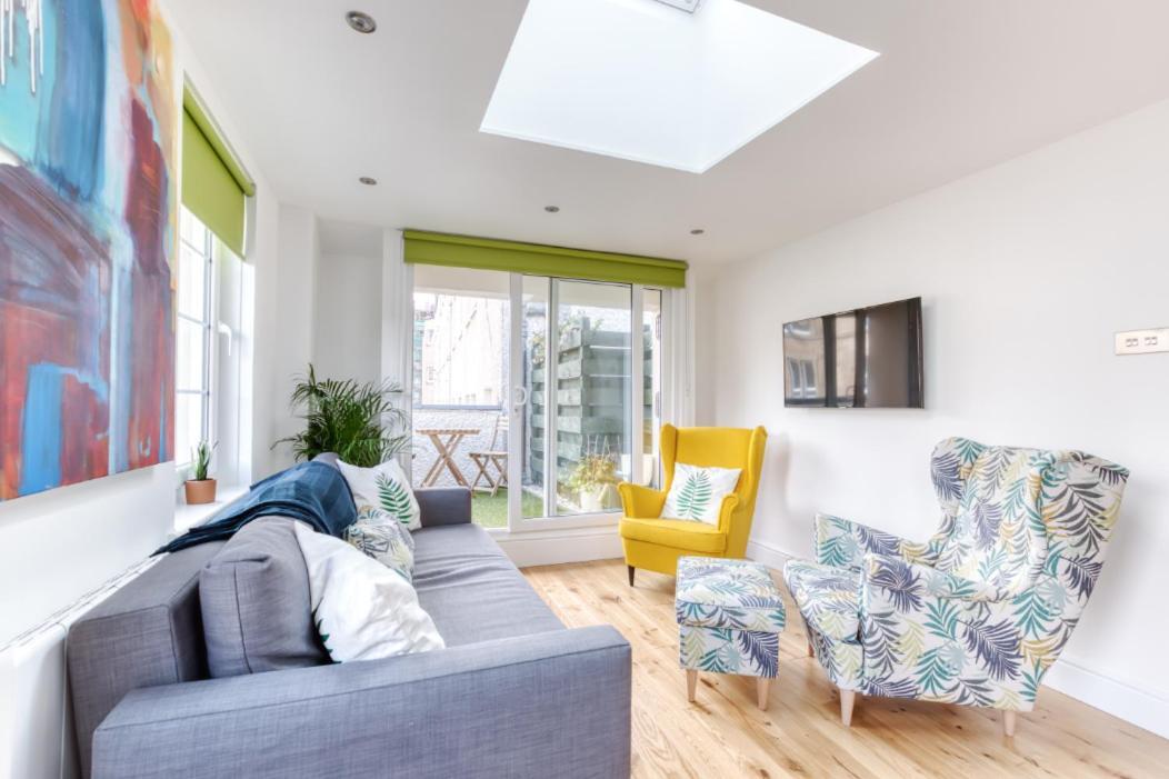 Bright 3 Bed Flat With Pool & Parking Appartement EDI