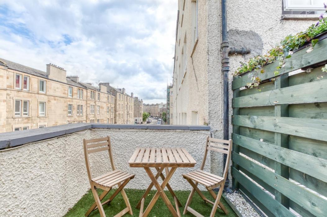 Bright 3 Bed Flat With Pool & Parking Appartement EDI