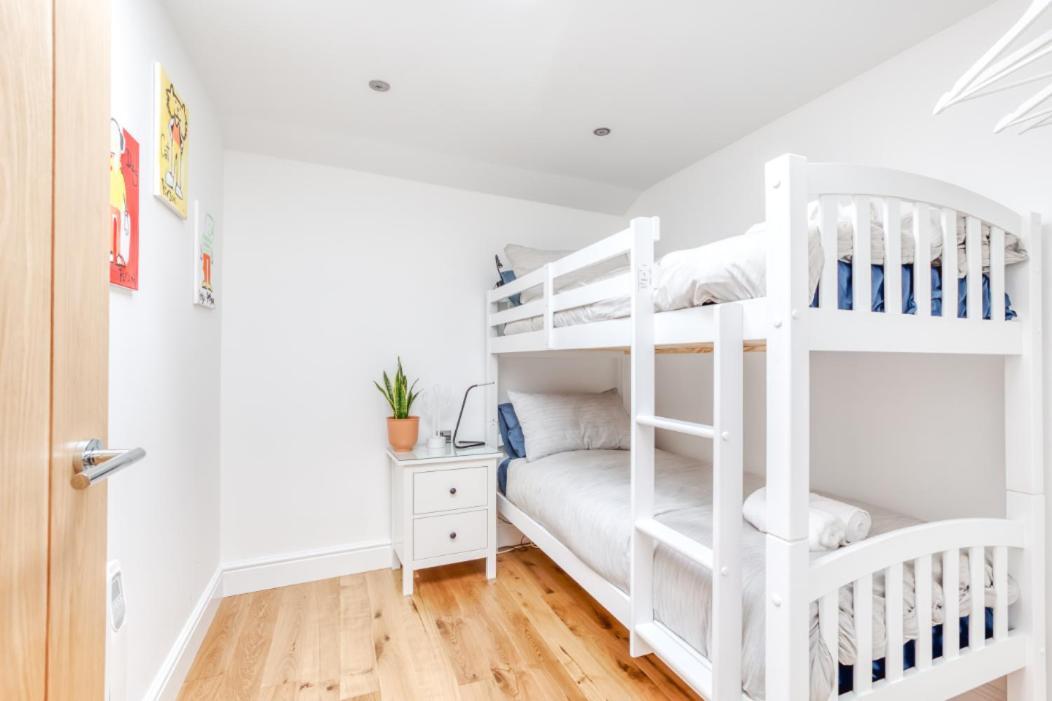 Bright 3 Bed Flat With Pool & Parking Appartement