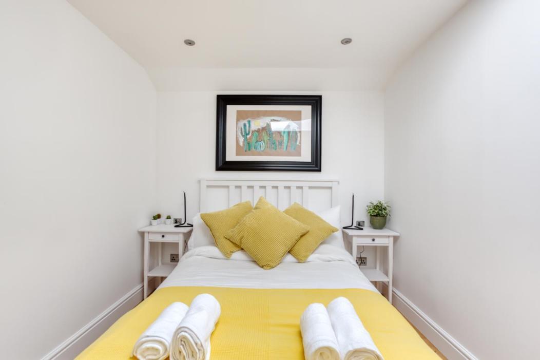Bright 3 Bed Flat With Pool & Parking Appartement EDI